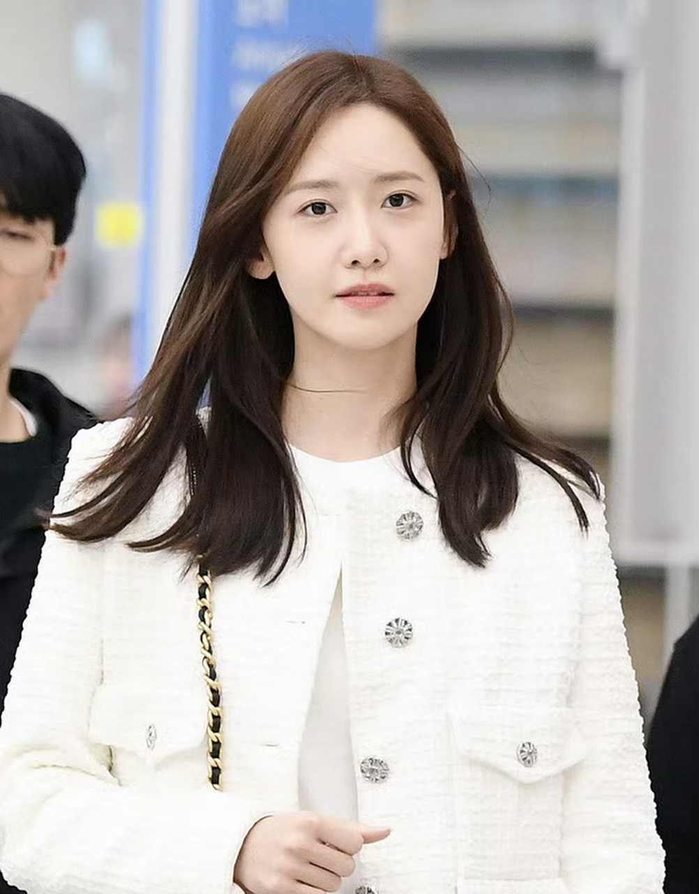 林允儿最新机场状态,说姐20岁都不为过