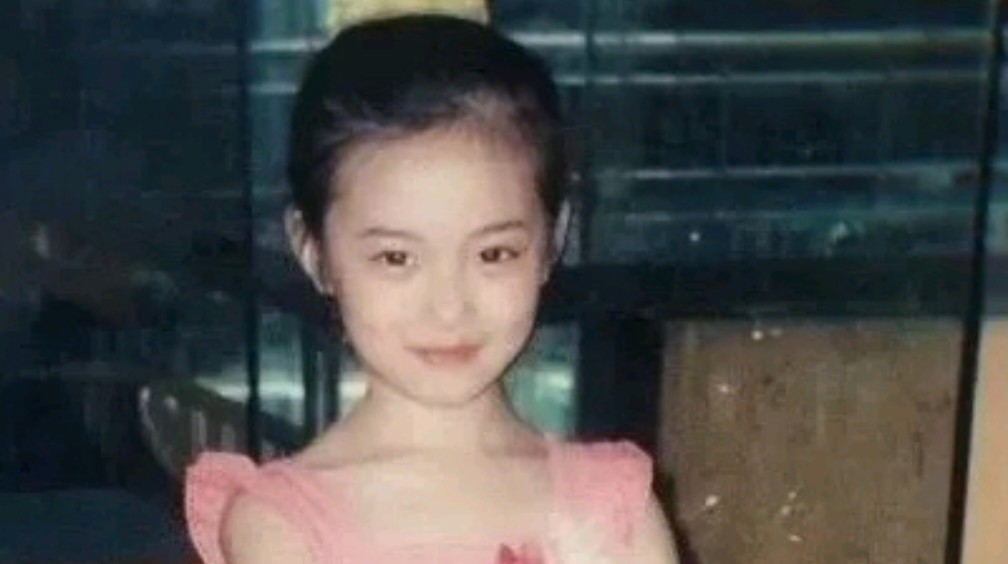 徐艺洋童年照,真是属于从小美到大的类型,五官没怎么变,从小鼻子就很