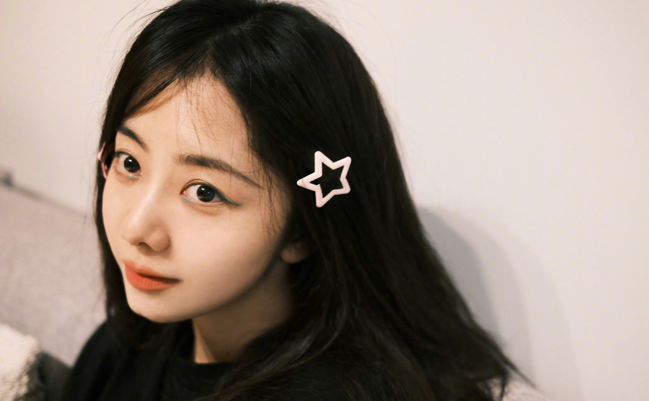 谭松韵,日常穿搭,怼脸拍,短发超可爱!