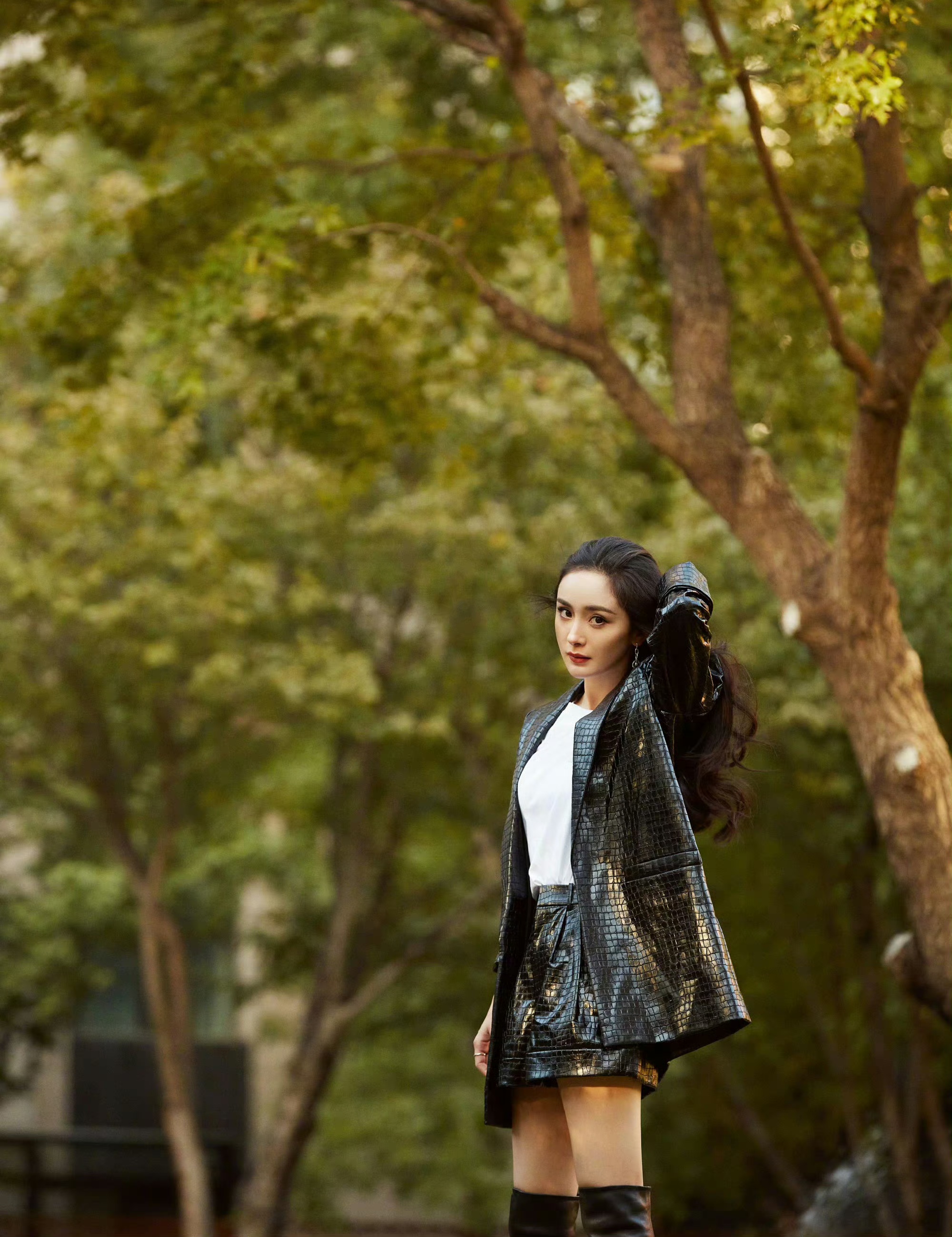 杨幂,黑色皮质风衣搭配过膝高筒皮靴,美美美!