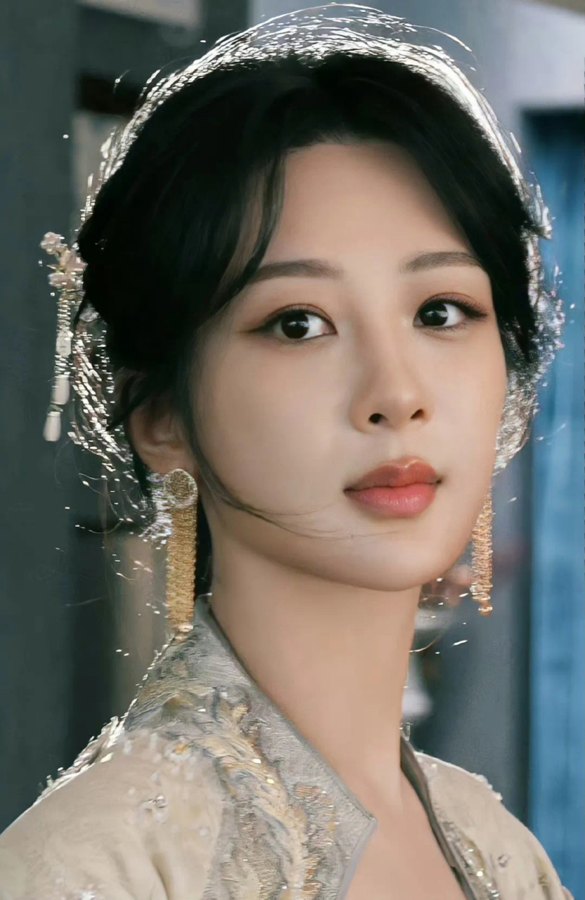 张远因为在节目里说曹曦月躺着有双下巴,很像杨紫 ,被杨紫粉丝围攻了