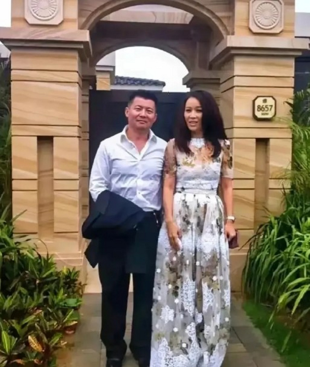 那英和丈夫孟桐: 歌坛天后那英夫妻二人罕见同框,那英一件花裙搭配