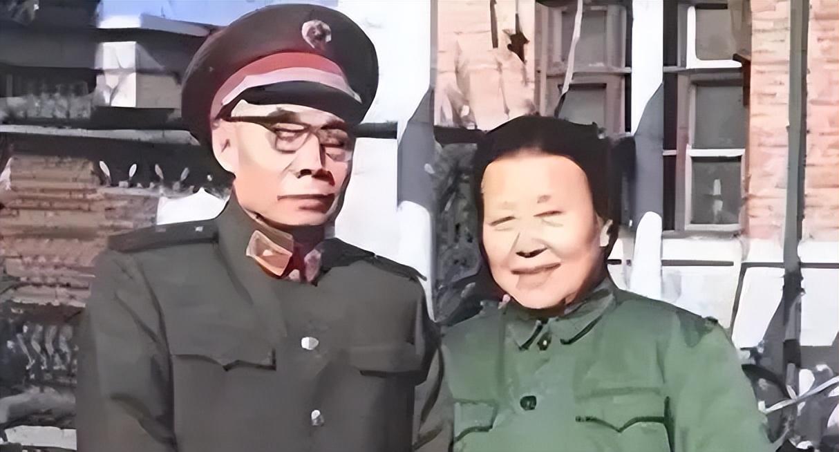 1961年,吴信泉将军和妻子俞惠如,及12个子女,一张罕见的全家福