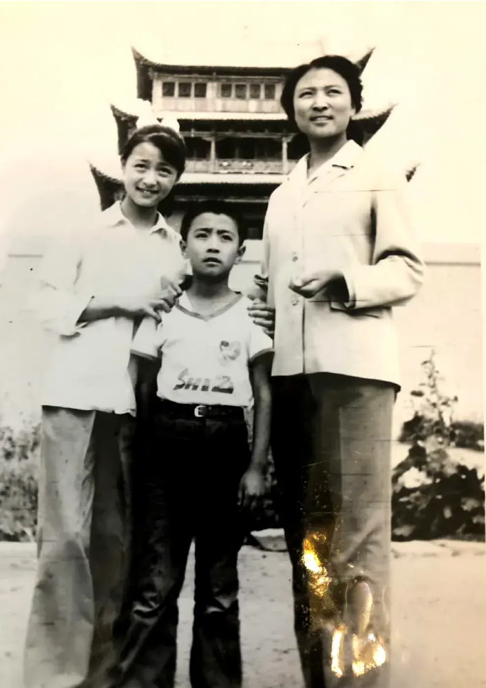 黄俊鹏:根正苗红,曾立志考理工科,却意外成全了妈妈的演员梦