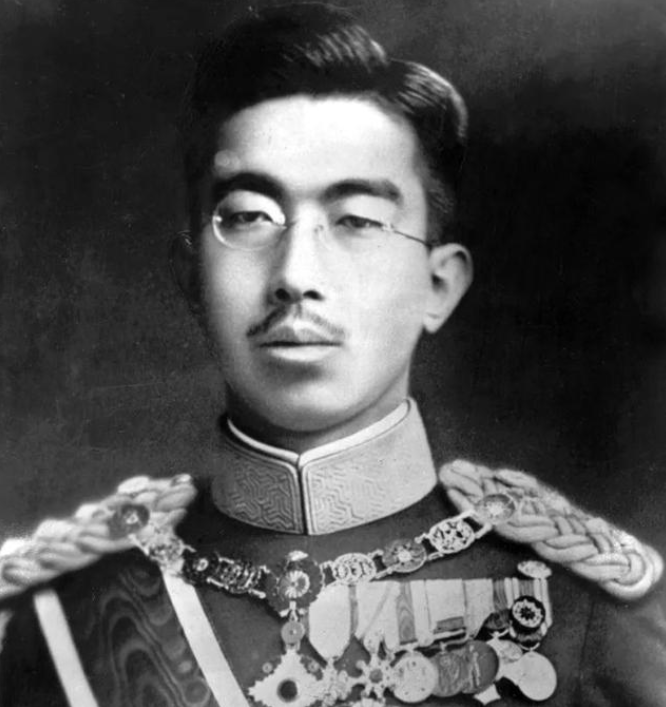 裕仁天皇算是日本天皇中最臭名远扬的,看着斯文样子确实恶魔推手