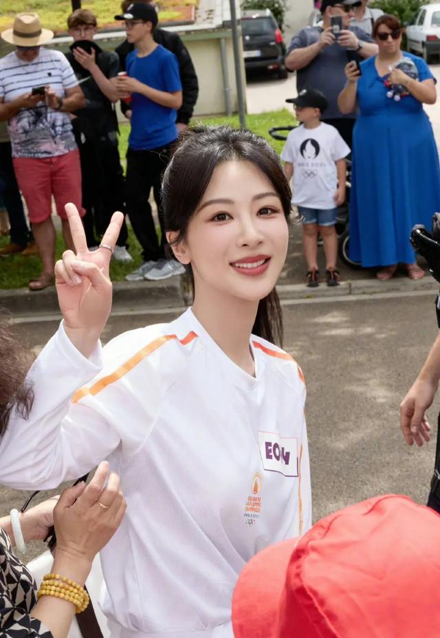 公然吐槽曹曦月的双下巴像杨紫.杨紫:我做错了什么