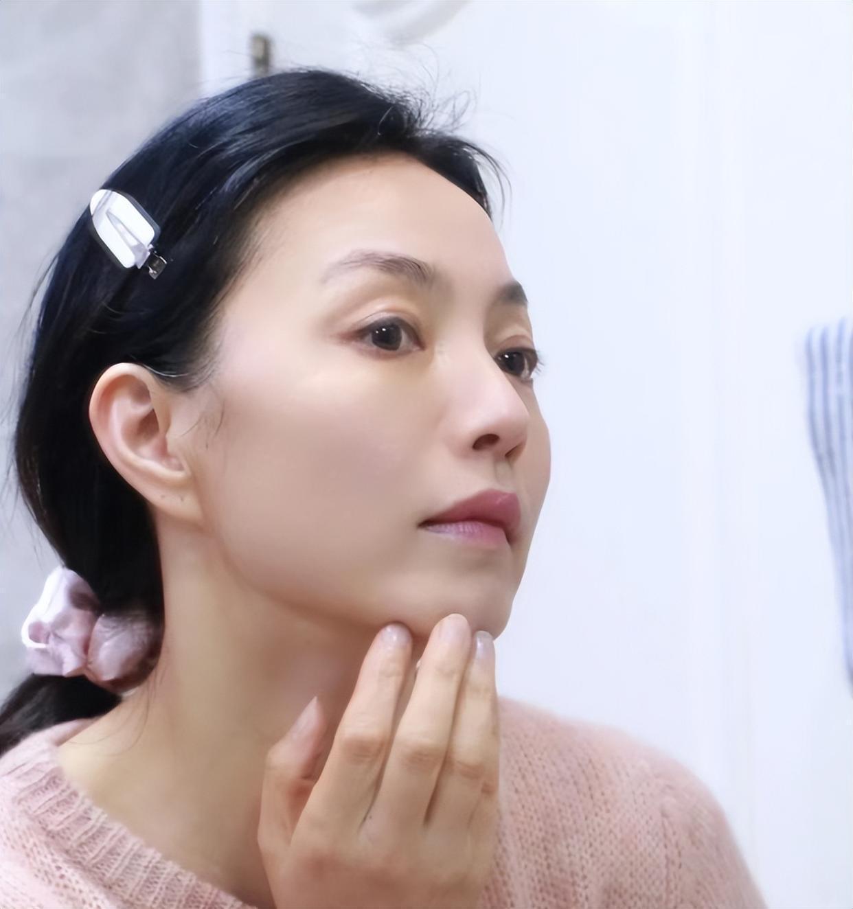 给女人的忠告:平时再忙,睡前也坚持3个习惯,皮肤逐渐白皙透亮