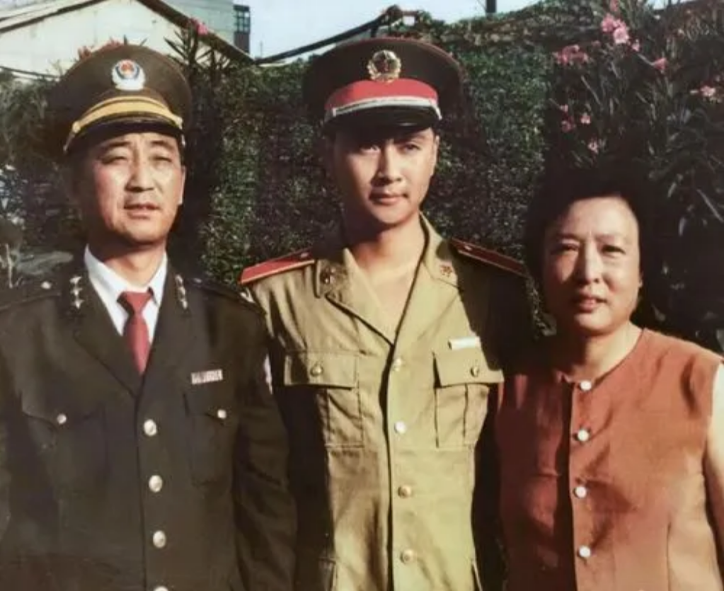 黄俊鹏:根正苗红,曾立志考理工科,却意外成全了妈妈的演员梦
