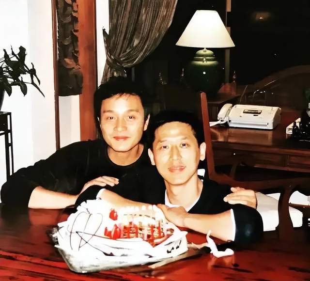 张国荣男友唐鹤德曝光新男友,网友警惕回复:他疑似遇上杀猪盘了