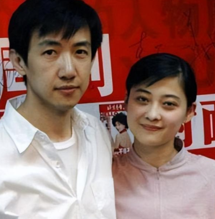 他是梅婷的前夫,李小冉的前男友,如今和小演员成低调夫妻