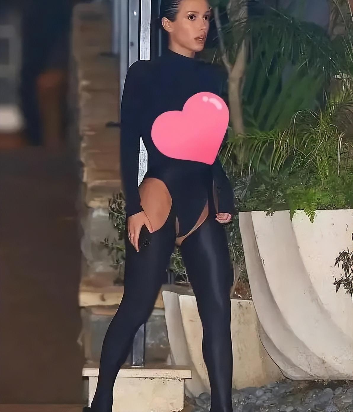 侃爷妻子比安卡不穿内裤穿透明连衣裙,展现不修边幅风采!