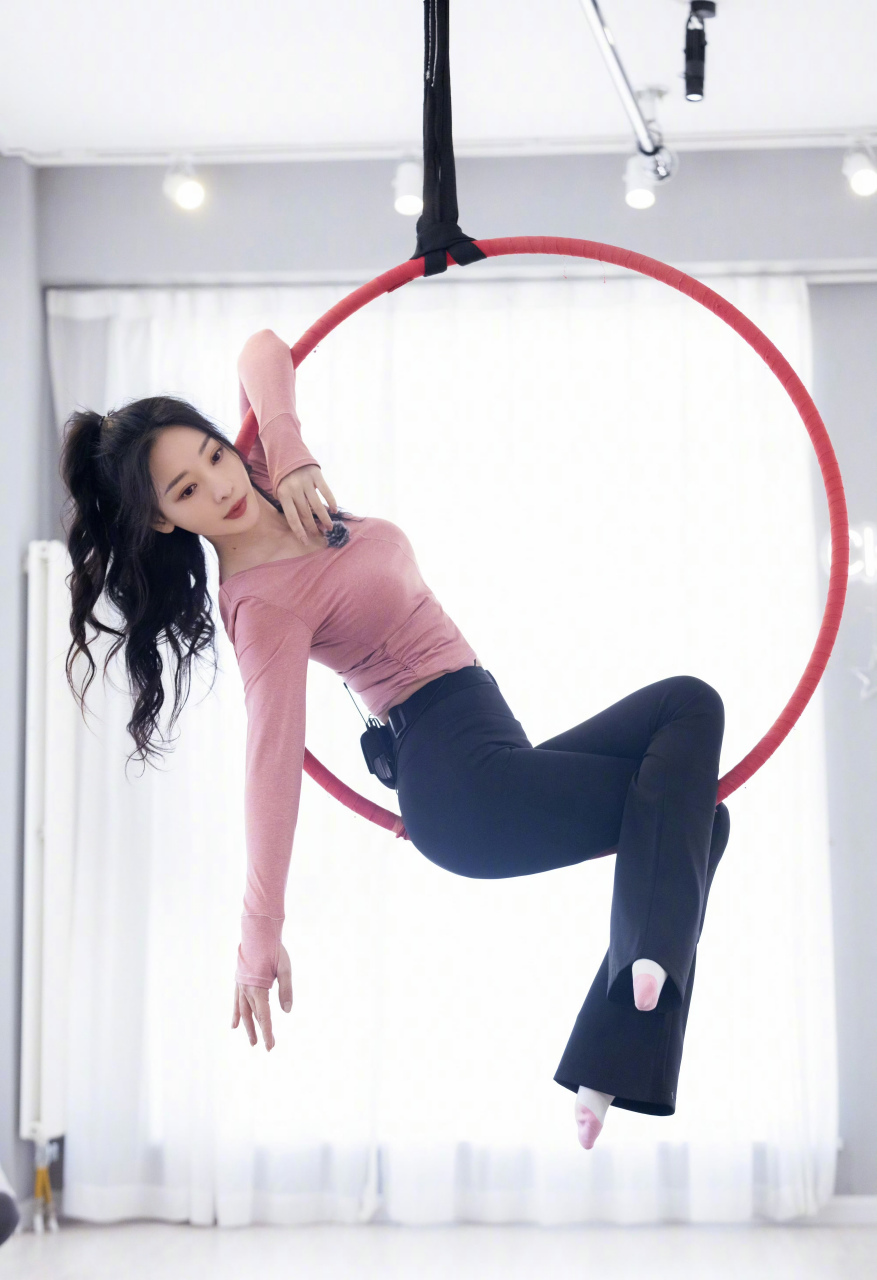 柳岩,粉色紧身运动服,空中吊环,优雅性感!