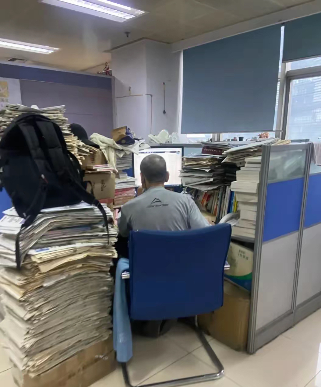 这什么工作单位啊,办公桌上堆了这么多书刊?