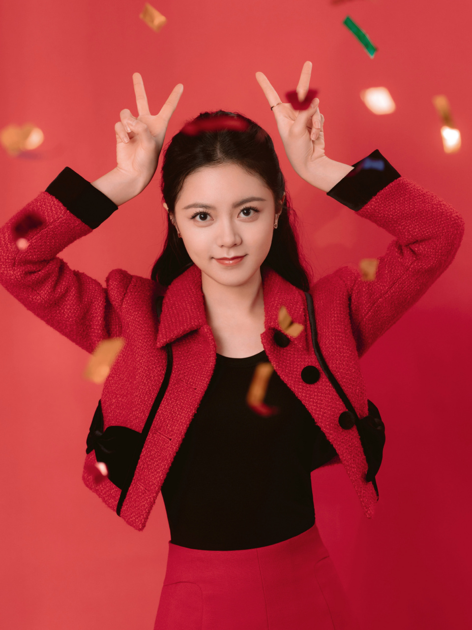 赵今麦的穿搭喜庆时尚.