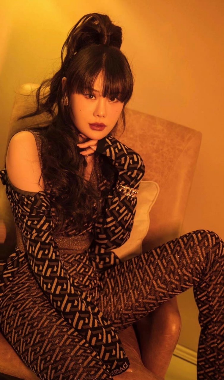 袁娅维的穿搭修身更显身材.