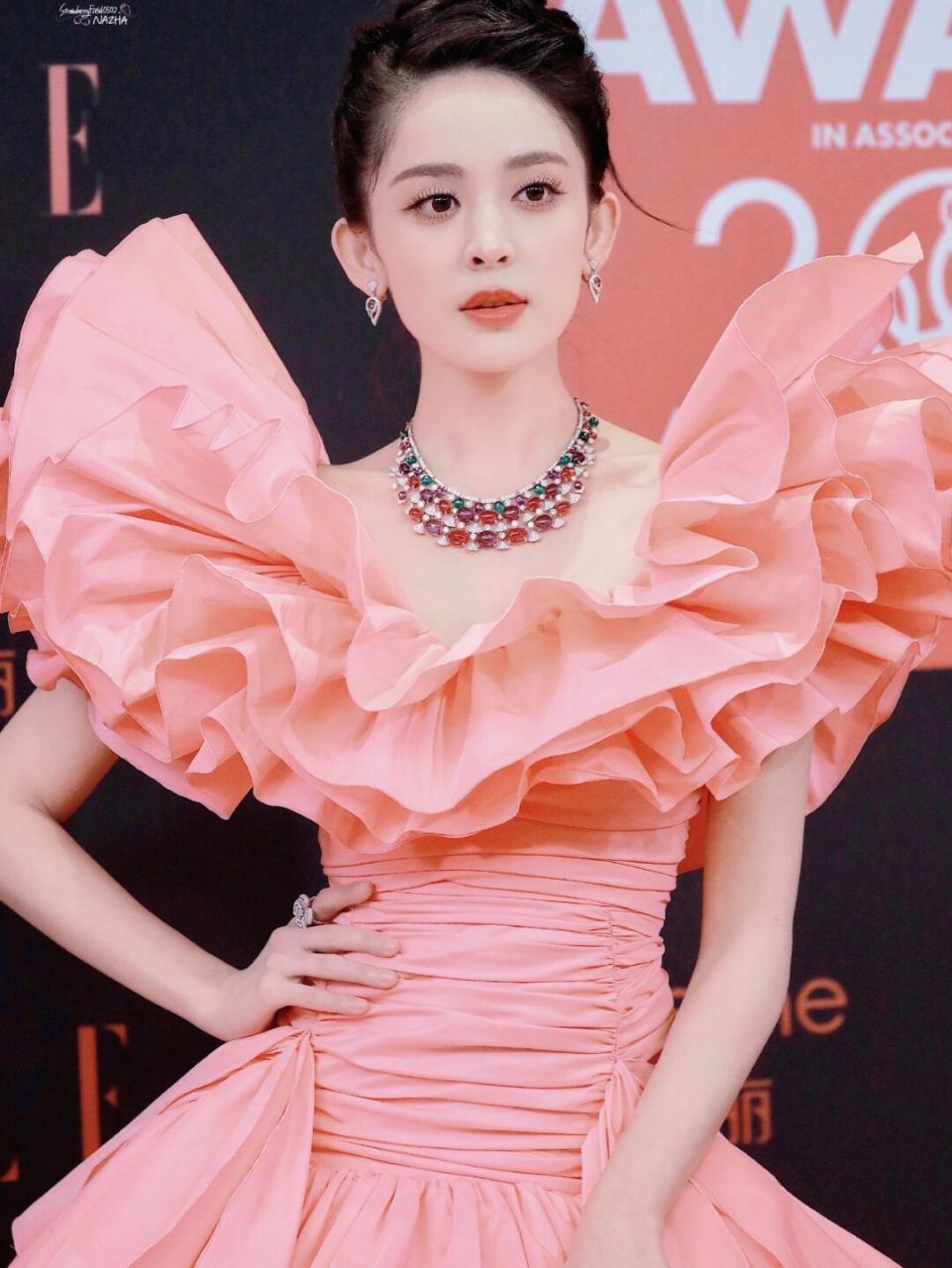 古力娜扎活动新造型,夸张又吸睛