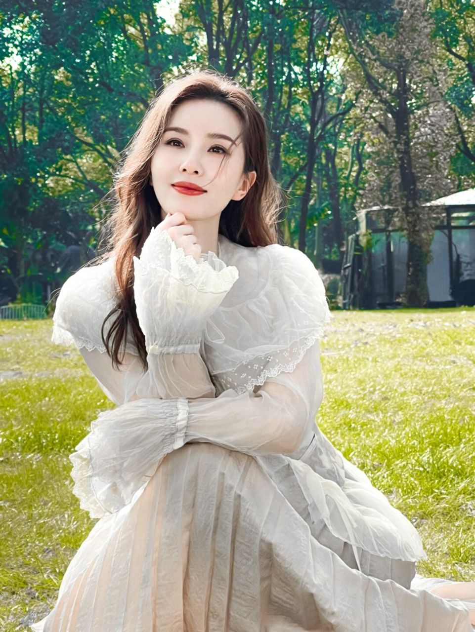 有一种优雅叫做刘诗诗,穿白色连衣裙拍写真穿搭