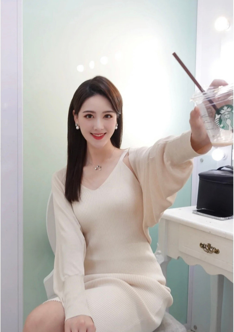 央视主持人李丹儿的颜值就是高