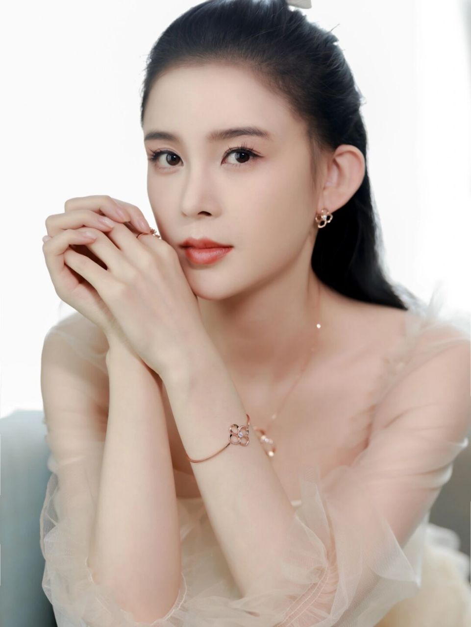 赵樱子好久不见,新造型养眼妩媚还很性感
