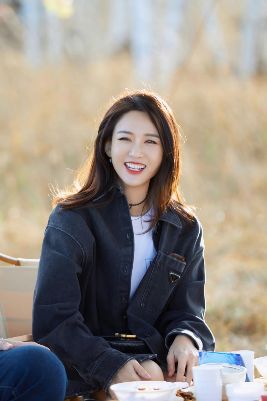 陈乔恩的穿搭日常简约.