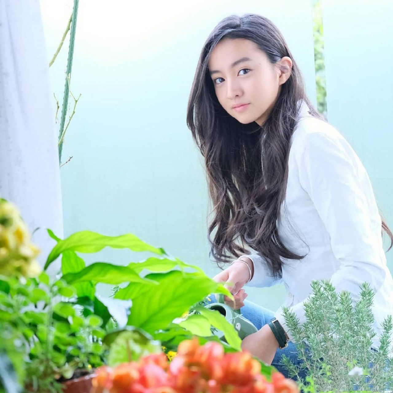 木村光希私服分享"白衬衫 牛仔裤 运动鞋"