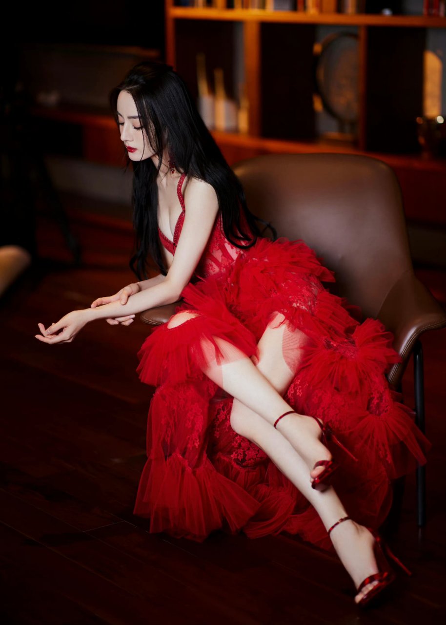 迪丽热巴的红裙张扬妩媚.
