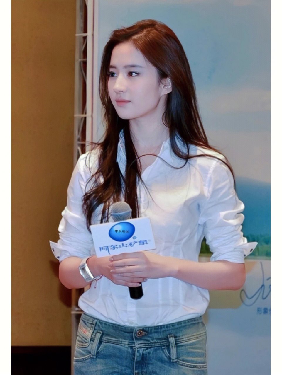 刘亦菲真的好美,随便穿都很好看!