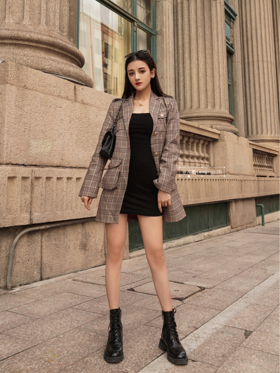 格子西服配上黑色马丁靴,英伦风的造型