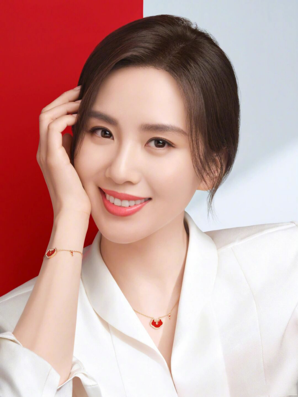 刘诗诗穿米色衬衫,知性优雅气质好迷人