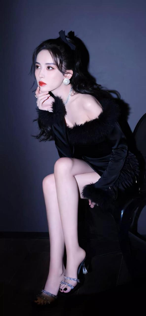 美丽不失性感的古力娜扎