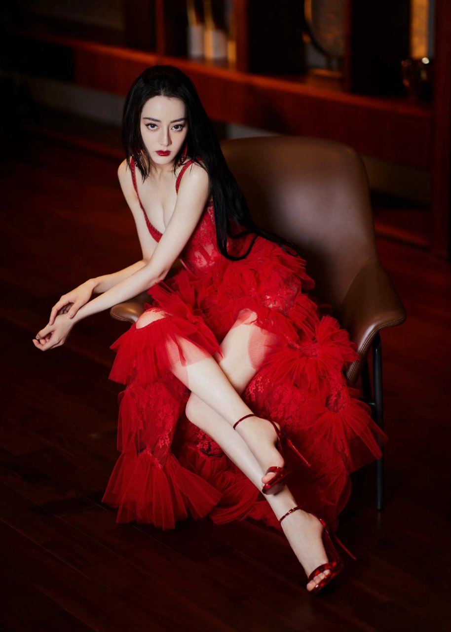 迪丽热巴的红裙张扬妩媚.