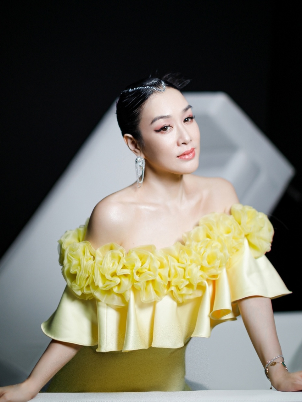 51岁钟丽缇拍写真穿搭,"特凹"好身材更是抢镜