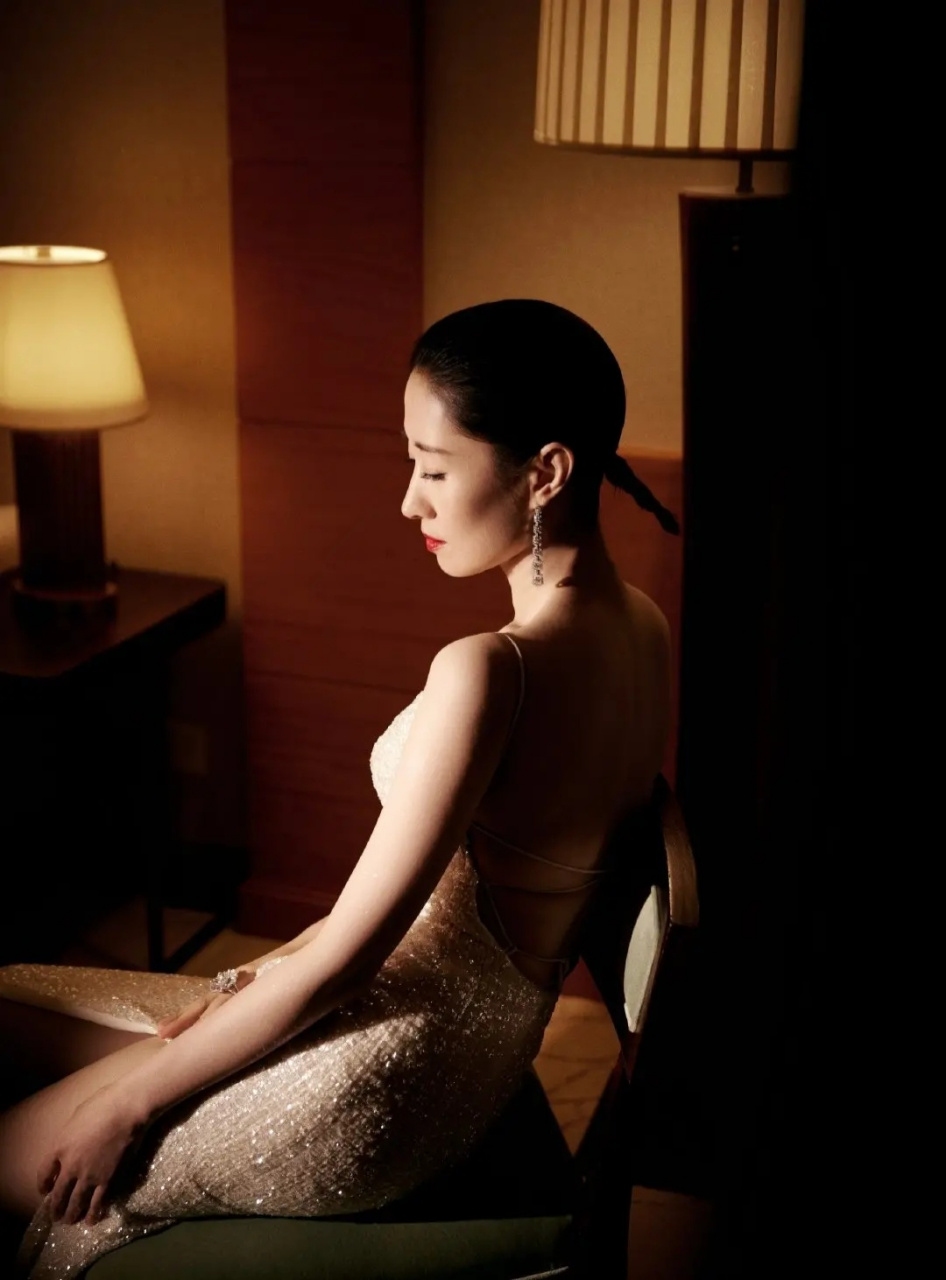 刘敏涛真豪放,穿露背礼服裙,藏不住女人味