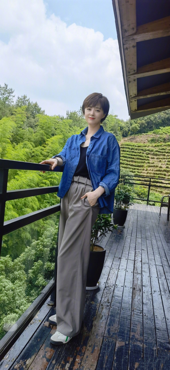 蒋欣的搭配透着日常的干练和潮流之气