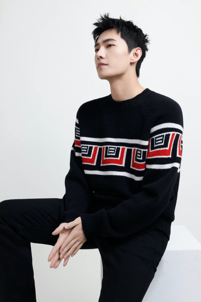 杨洋的休闲穿搭也帅气.