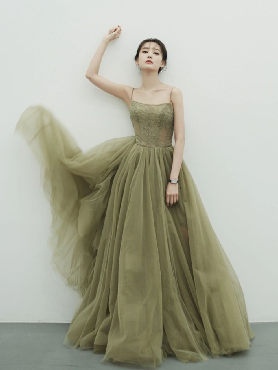 李一桐穿绿色吊带礼服裙,尽显貌美肤白的好气质