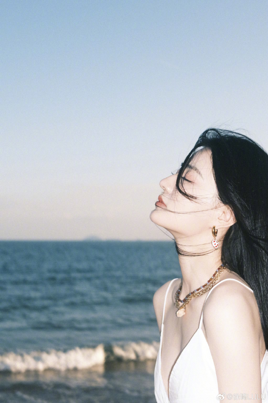 徐璐海边白裙氛围感徐璐吊带白裙海边写真