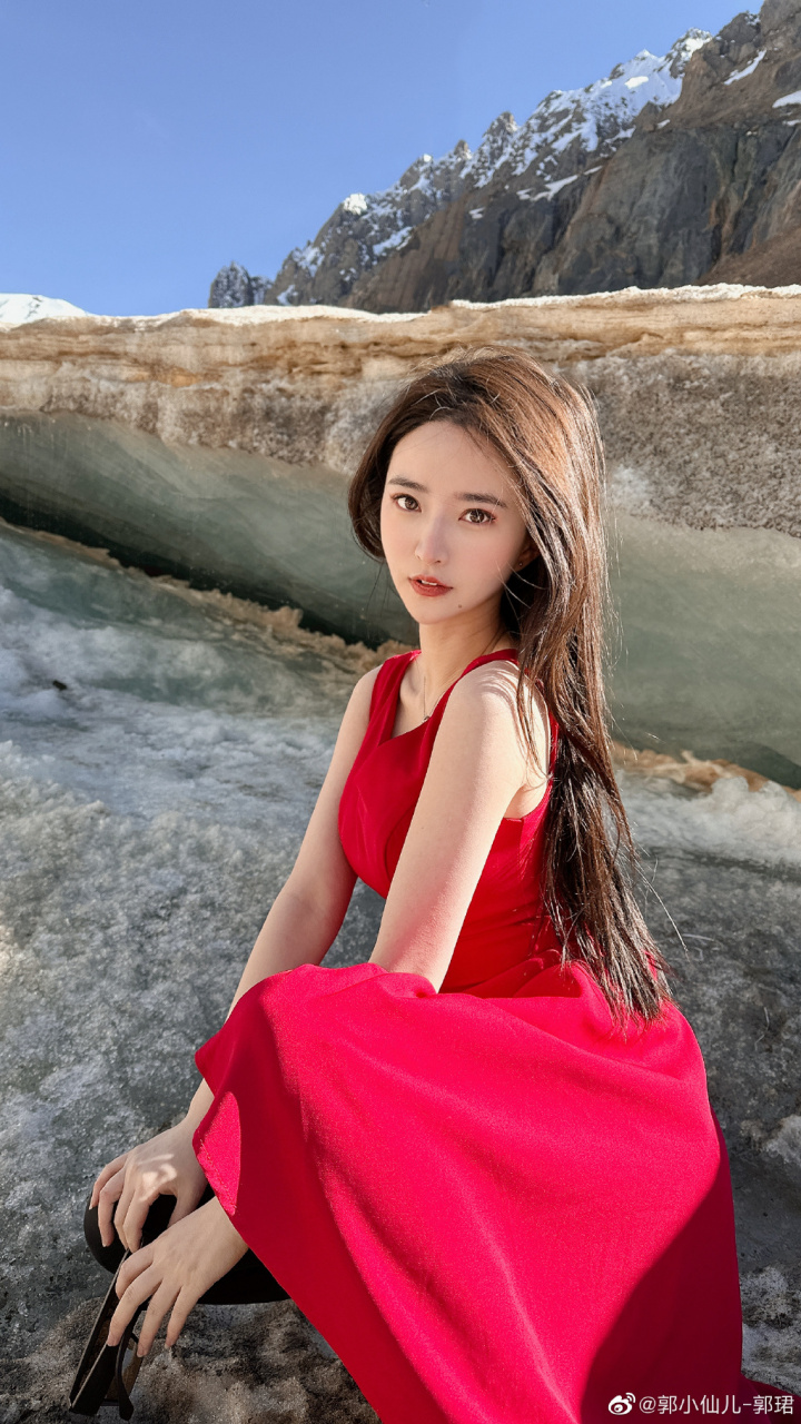 视频体育节目著名主持人郭珺(郭小仙儿)驾驶坦克300在雪山自驾游玩[赢