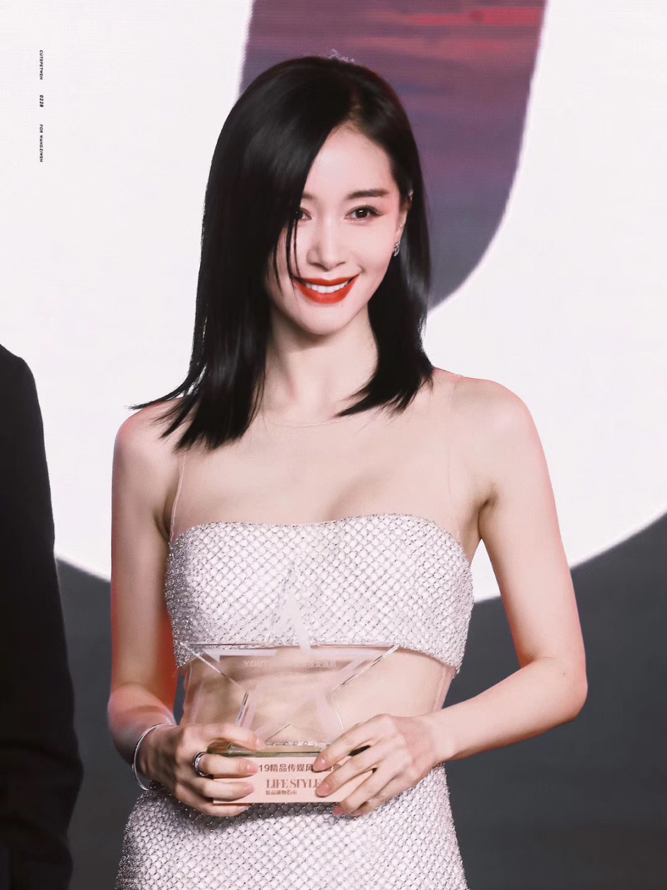 王子文穿裸色礼服裙,跟没有穿似的,好大胆