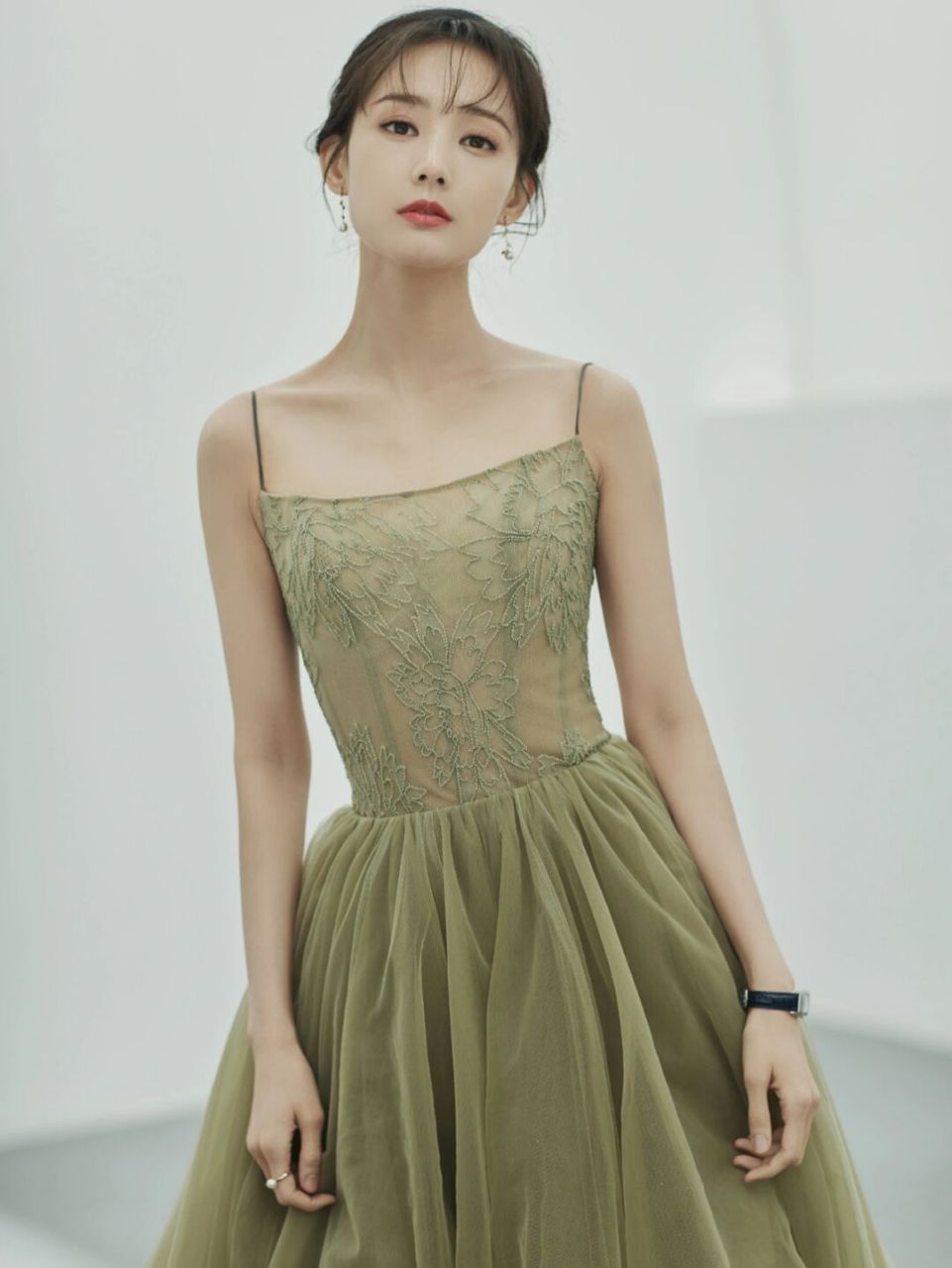 李一桐穿绿色吊带礼服裙,尽显貌美肤白的好气质