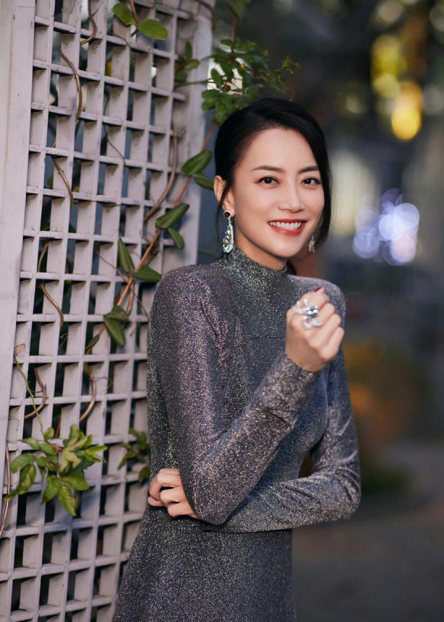 霍汶希的穿搭更显优雅稳重.