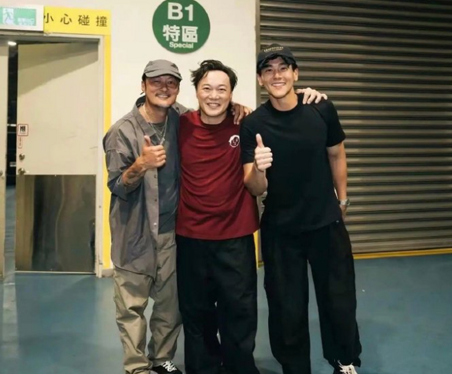 余文乐和彭于晏在一起拍照