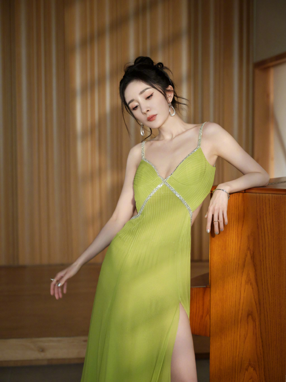 杨幂露背了是那种透明的高跟鞋