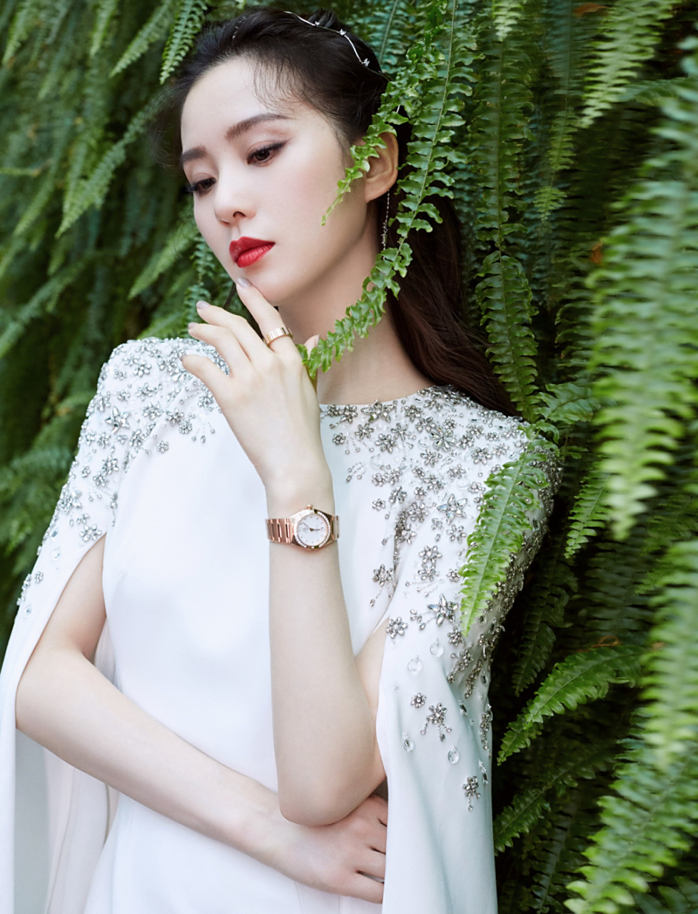 刘诗诗穿白色礼服裙美丽大方显气质