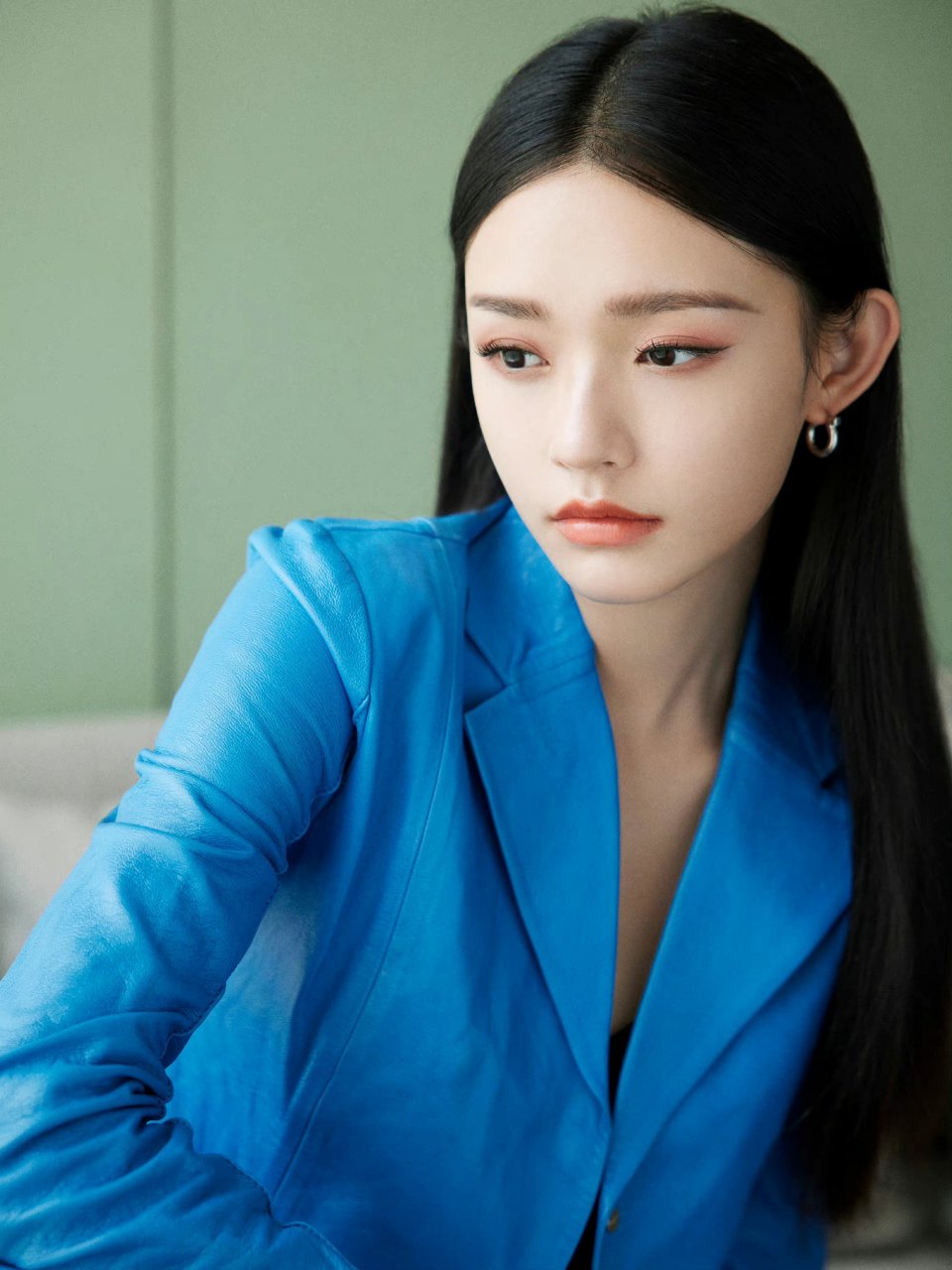 林允的蓝色西服套装穿搭帅气干练也清冷有气场.