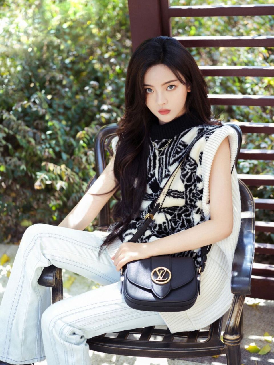 杨超越换新发型,微卷的长发配上精致的妆容