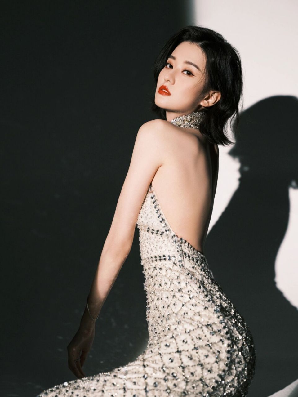 乔欣穿闪钻露背礼服裙,浓妆红唇真妩媚