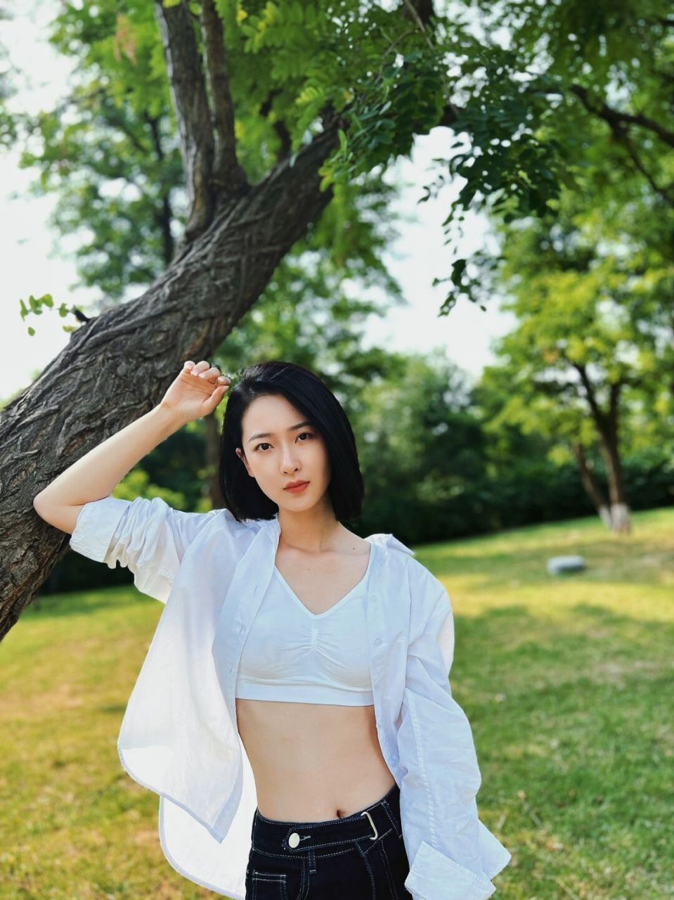 演员何雨虹晒穿搭私服,穿白衬衣内搭白色运动bra,吸睛又性感