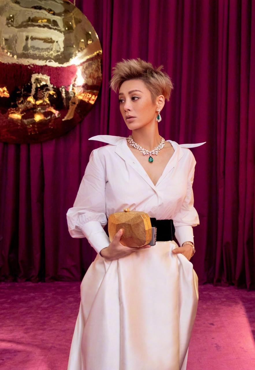 50岁宁静换新发型,"凤梨头"真的好抢镜