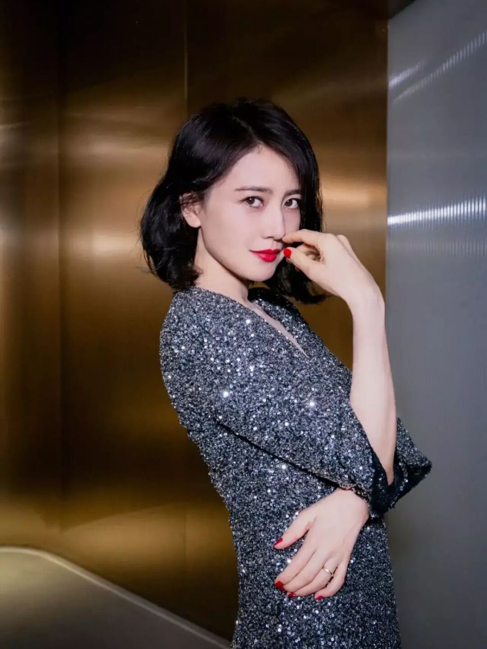 高圆圆换新发型,换成短卷发气质更是出众